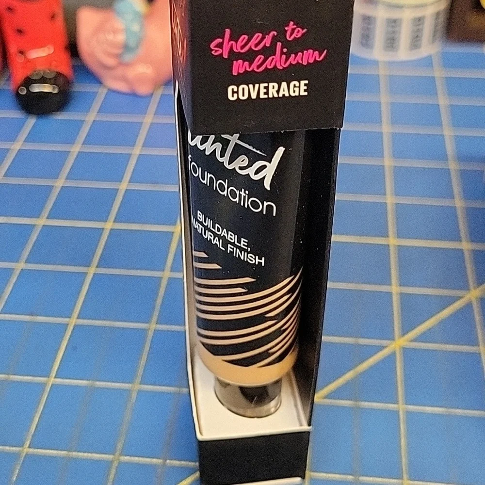 L.A. Girl Tinted Foundation 30ml New In Box Warm Sand